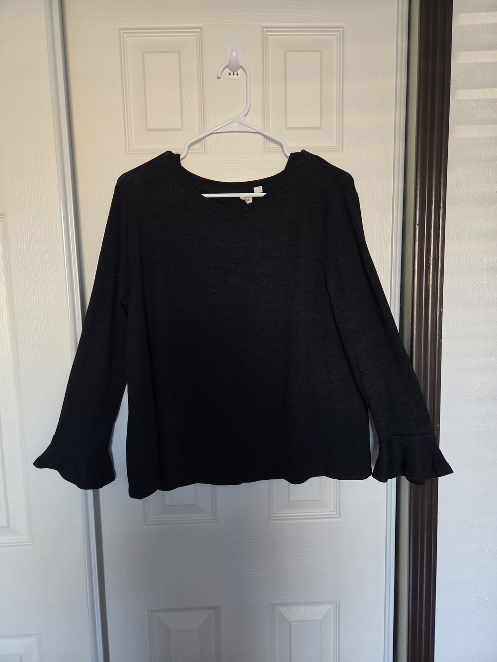 Gap Women's Black Ruffle Cuff Long Sleeve Size Medium